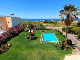 Socrate's Apartment's with Share Pool - Kamisianá - 5