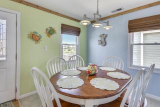 SN8646- Happy Parrot - Nags Head - 3