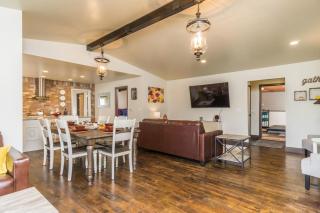 Designer Getaway-Hot Tub, 4 Minutes to Dahlonega - Dahlonega - 1