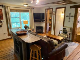 Convenient Cottage-Hot Tub, 4 Minutes to Dahlonega - Dahlonega - 1