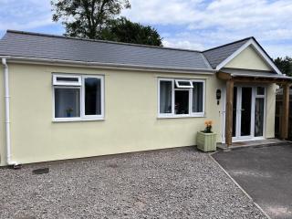 Ty Bach Melyn, car parking and private courtyard - Bridgend - 9