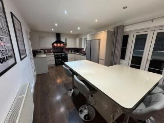 Modern 6 Bedroom House - Long or Short Stays and Free Parking - Wroughton - 1