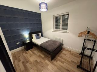 Modern 6 Bedroom House - Long or Short Stays and Free Parking - Wroughton - 2