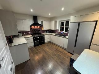 Modern 6 Bedroom House - Long or Short Stays and Free Parking - Wroughton - 0