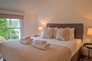 Dog Friendly 4-Bedroom Cottage in Quaint Village - 7