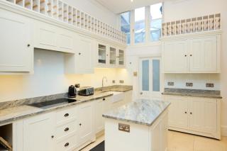 The Belsize Park Place - Charming 6BDR Home with Garden - 9