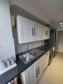 Light, spacious flat on Brixton Hill - 2