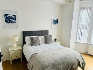 Bright 5-Bedroom Apartment in the Heart of the City - 2