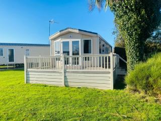 Stylish Inviting 2 Bedroom Caravan with Sea View - 8