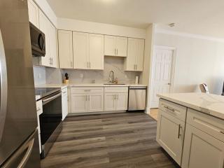 3 Bedroom 2 Bath Luxury Condo - Mississauga - 9