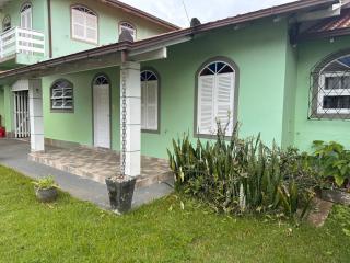 Casa térrea com churrasqueira a metros da praia - 0