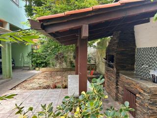 Casa térrea com churrasqueira a metros da praia - Florianópolis - 9