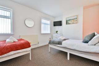 Contractor Ready 3-Bed Near City & M4 Access with Parking & Wi-Fi - 3