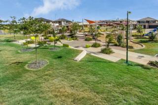 Modern Elegance Near Lakes Train Parks and Beaches - 5