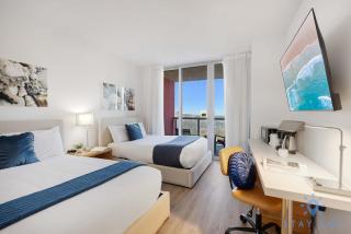Modern Resort Retreat Steps from the Beach - Hallandale Beach - 9