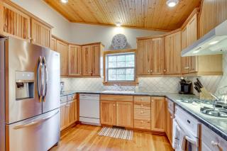 Norfork Lake Access Cabin with Deck and Water View! - 1