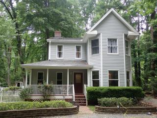 The Charming Retreat at At Cascade on the creek - Greensboro - 7