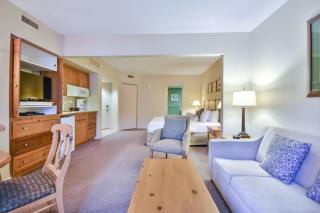 Jacuzzi Suite Closest Building to the Ski Hill - Shanty Bay - 0