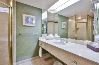 Jacuzzi Suite Closest Building to the Ski Hill - Shanty Bay - 5