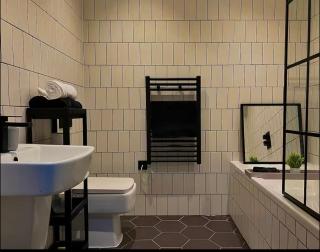 Chic Central, Relaxing, Restful, Retreat, Heated Floors, High Ceiling, Open Plan, City Centre, 1BR - 4