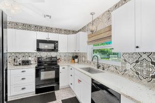TIKI BLUE TWO-Fun For Big Groups-Walk to Beach, Hot Tub, Heated Pool - Cocoa Beach - 4