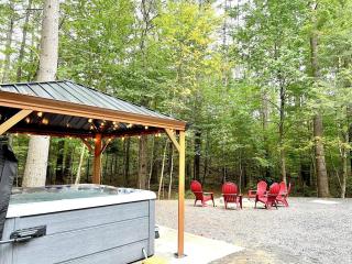 Stylish Forest Lodge with Large Hot Tub, Firepit and Fireplace minutes to Gore Mountain - North Creek - 4