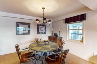 Torian Plum Plaza 403 - 5