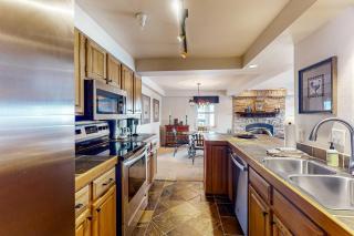 Torian Plum Plaza 403 - 2