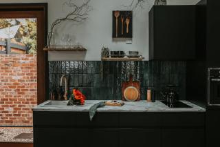 Braithwaite Hobart - Chic Retreat with Outdoor Bath - Hobart - 6