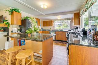 7 Mi to Volcanoes NP Serene Cottage with Deck! - Volcano - 2