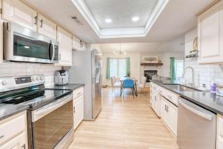 Modern Bentonville Retreat - Sleeps 6 Near Trails - Bentonville - 9