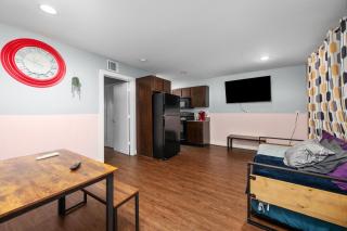 Chic & Cozy 1BR Apt with Free Parking & King Bed - Houston - 0