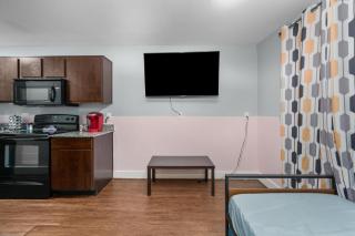 Chic & Cozy 1BR Apt with Free Parking & King Bed - 7