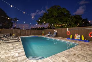 10min to Beach Stylish Villa Sleeps 12 with Pool, Game Room & Mini Golf - Fort Lauderdale - 1