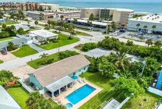 TIKI BLUE TWO-Fun For Big Groups-Walk to Beach, Hot Tub, Heated Pool - Cocoa Beach - 9