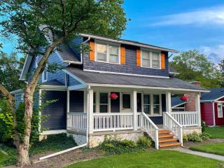 The Little Blue Bungalow - Walk to Shops & Eats - Perrysburg - 0