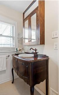 Hummingbird Haven Bed & Breakfast Luxury Suite With Terrace & Seasonal Lake Views Located in Historic Old Town Niagara-On-The-Lake - 1