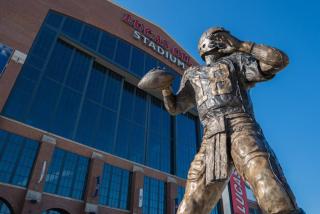 FREE PARKING! Downtown King Suite Lucas Oil- Conv Center Skywalk#1 - Indianápolis - 9