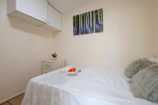 Glenville Apartment - London - 8
