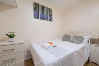 Glenville Apartment - London - 9