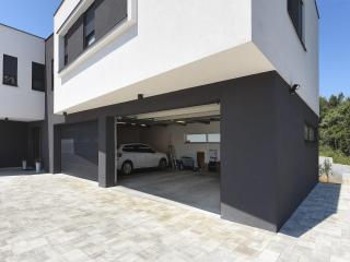 Modern apartment with large covered terrace - Pula - 9