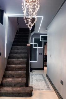 SK Stays Modern Luxury Home With Jacuzzi Bath & Cinema Room - Shipley - 6