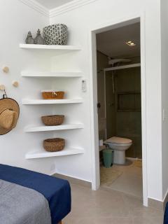 13A- Pé na areia do Tombo, 2 quartos com ar condicionado, sala, cozinha, 2 banheiros, 1 vaga, com roupa de cama e wi-fi Vivo Fibra - Guarujá - 2