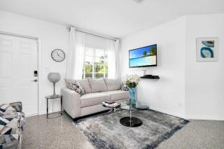 Renovated 2BR Home - Hot Tub, Gym & Beach Nearby - West Palm Beach - 9