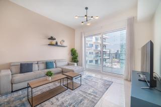 Elegant 1BR with Balcony & Views in Business Bay - 9