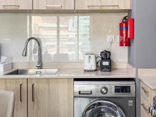 Elegant 1BR with Balcony & Views in Business Bay - 5