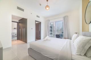 Luxurious 1-BR with Balcony & Views Business Bay - 2