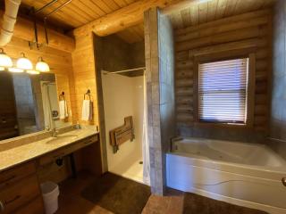 Beautiful Lake-Side 5 Bedroom Lodge - 8