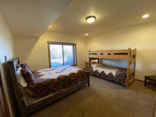 Beautiful Lake-Side 5 Bedroom Lodge - 4