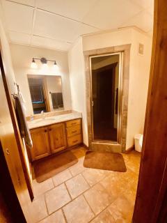 Beautiful Lake-Side 5 Bedroom Lodge - 3